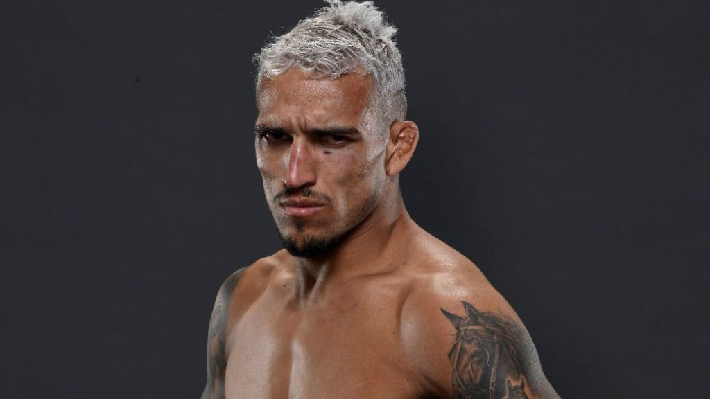 Charles do Bronx não bate peso e perde cinturão dos leves no UFC