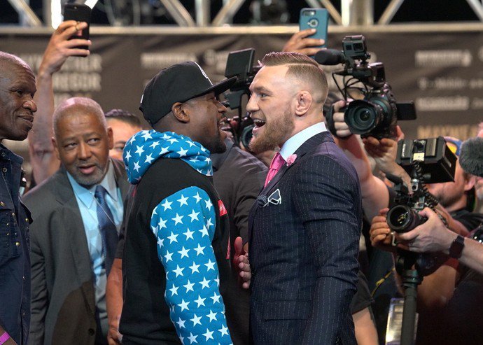 Com camisa do Warriors, McGregor provoca Mayweather por traição e recebe críticas de astro da NBA