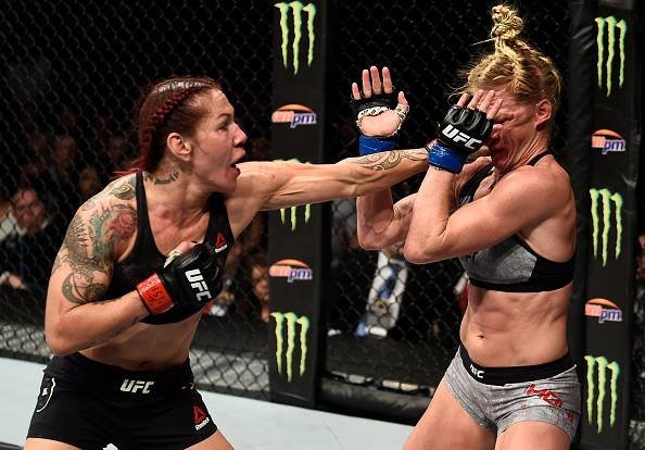Cyborg derrota Holm e mantém cinturão do peso pena do UFC no Brasil