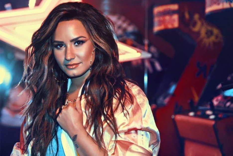 Demi Lovato vai cantar hino dos EUA antes de luta histórica entre McGregor e Floyd Mayweather