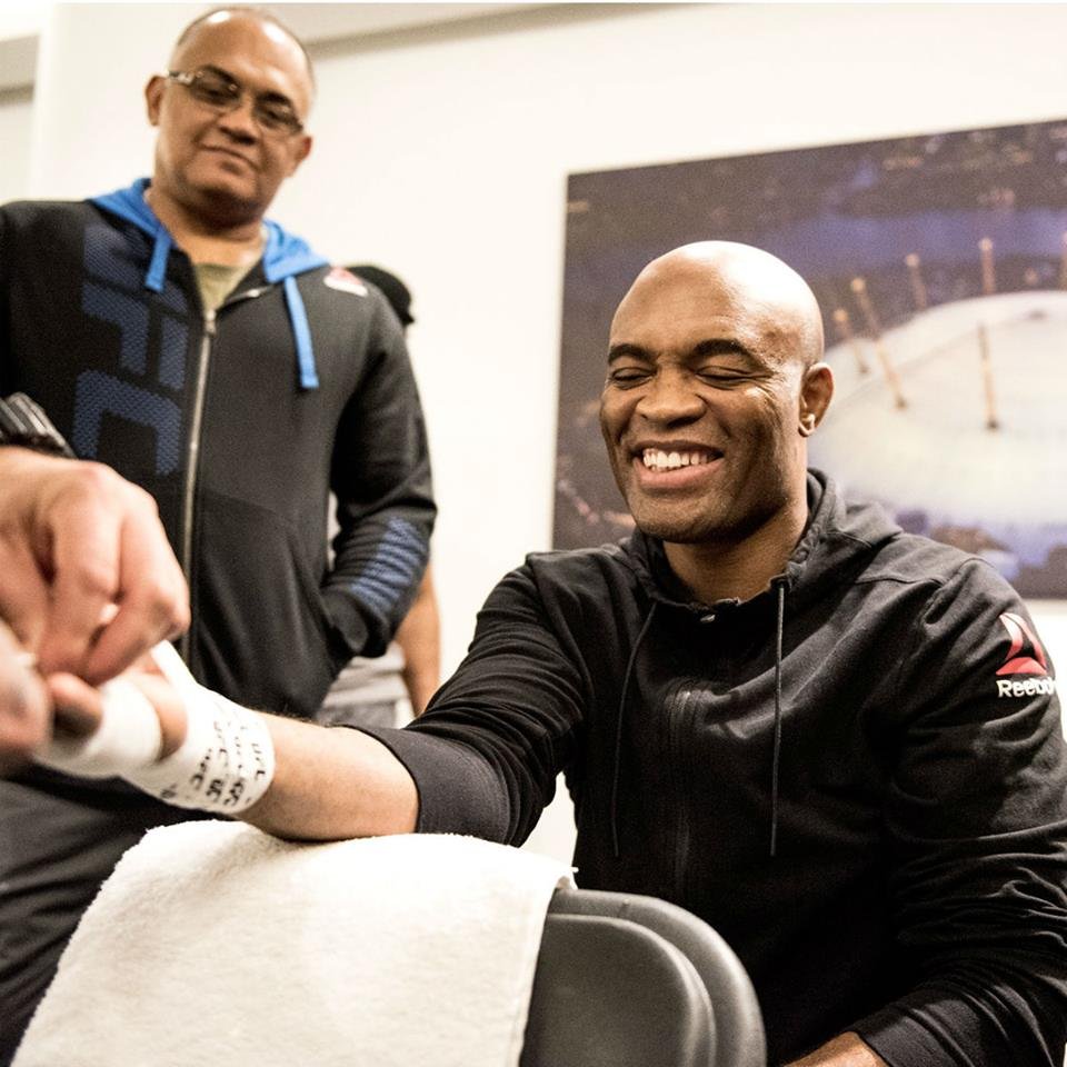 Derrotado, Anderson Silva agradece apoio: “campeões crescem nas derrotas”