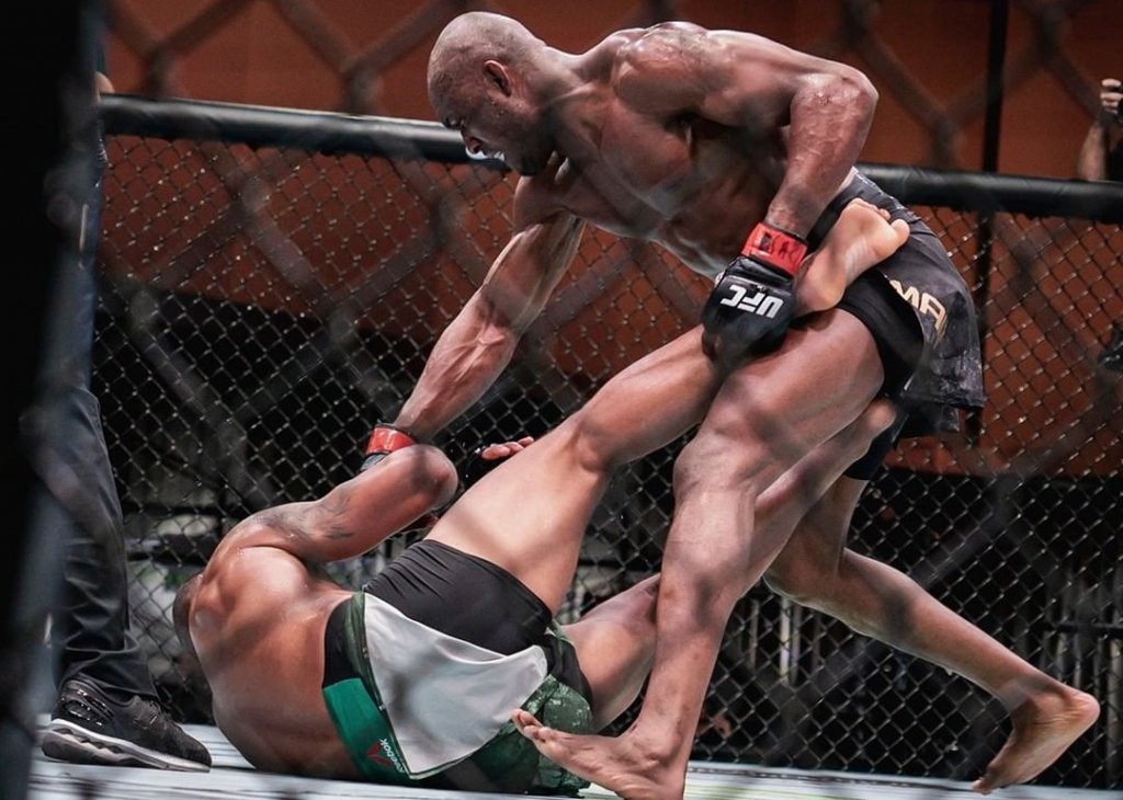 Gilbert Durinho é nocauteado e Brasil segue sem cinturão dos meio-médios do UFC