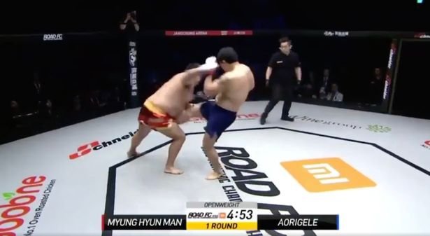 Golpe baixo! Luta de MMA termina após chute nas genitais; veja o vídeo