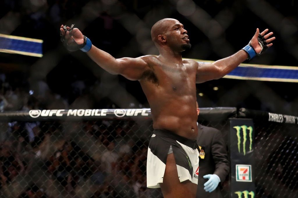 Jon Jones vence Daniel Cormier por nocaute e retoma cinturão do UFC