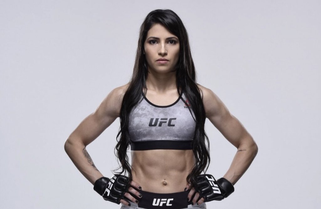 Lutadora do UFC é assaltada com 'arma de papelão', mas reage e agride ladrão