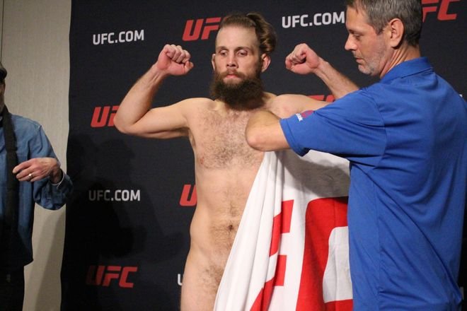 Ops! Auxiliar solta toalha e lutador fica nu durante pesagem do UFC 208