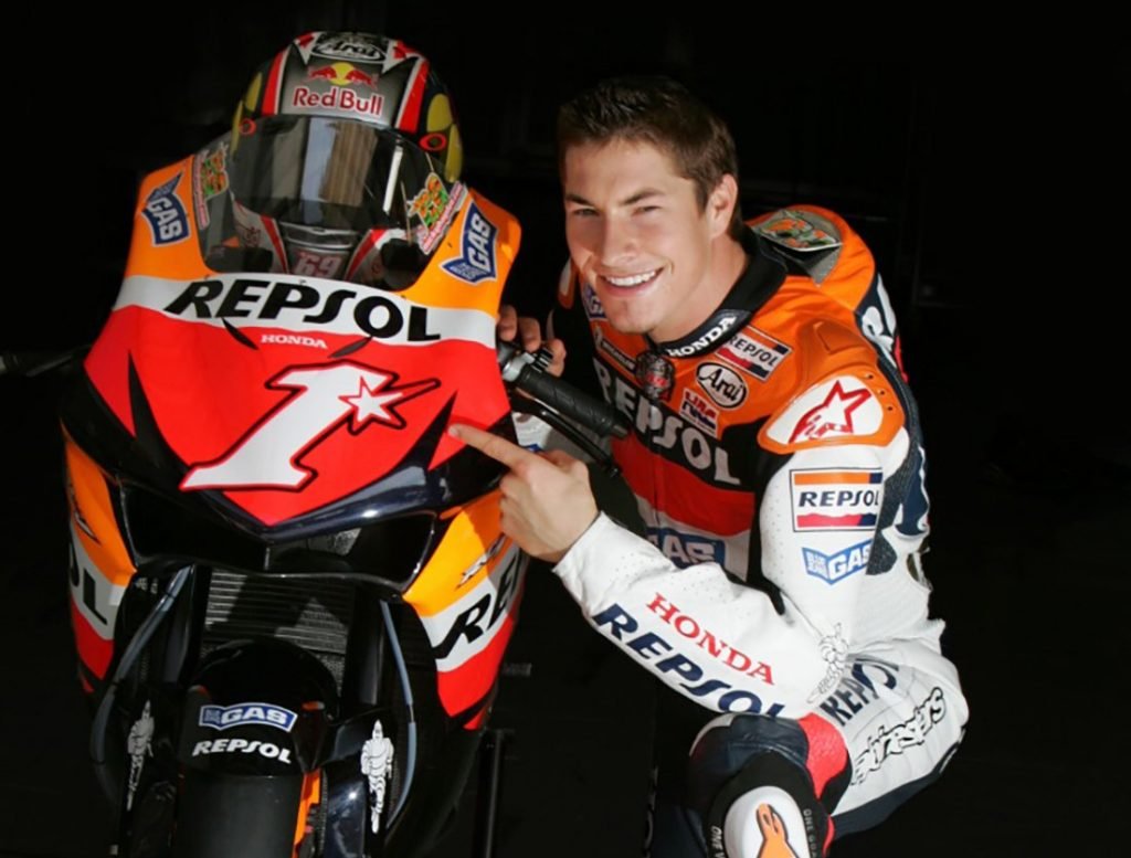 Pilotos e equipes prestam homenagens ao norte-americano Nicky Hayden