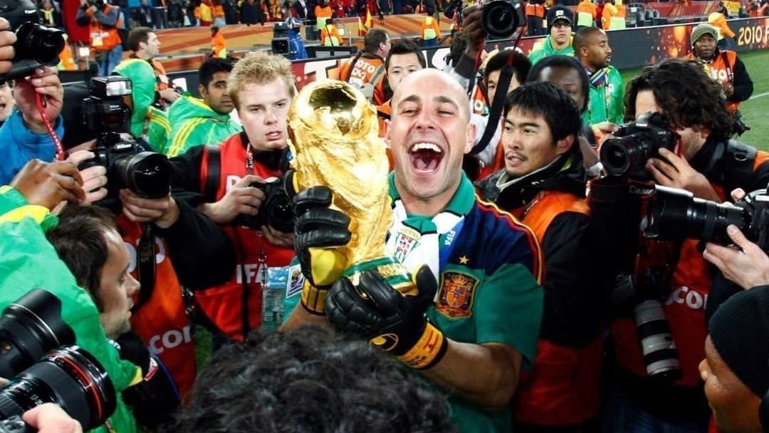 Campeão do mundo com a Espanha anuncia aposentadoria para virar técnico