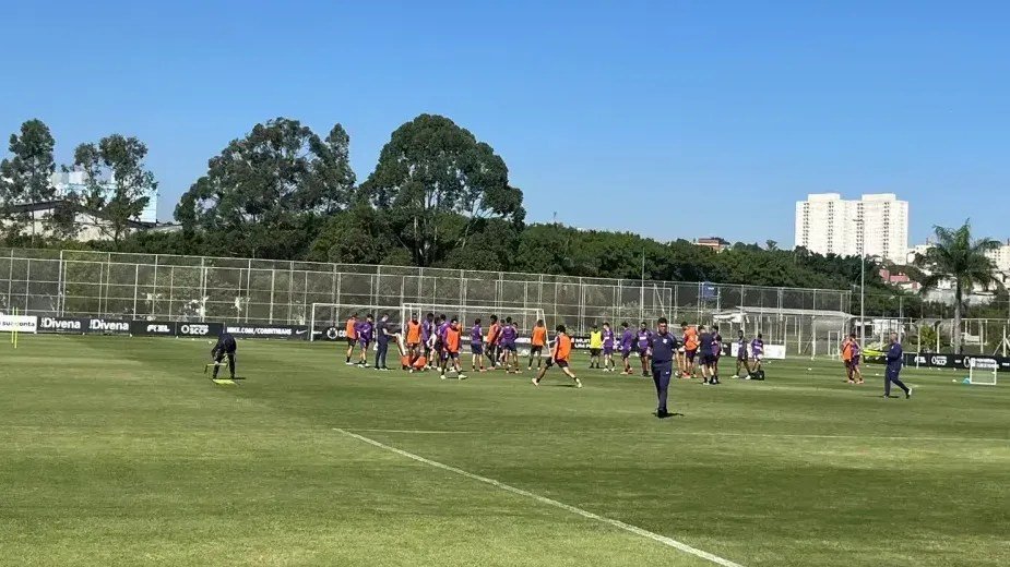 Corinthians: Memphis e Matheuzinho trabalham com fisioterapia no campo