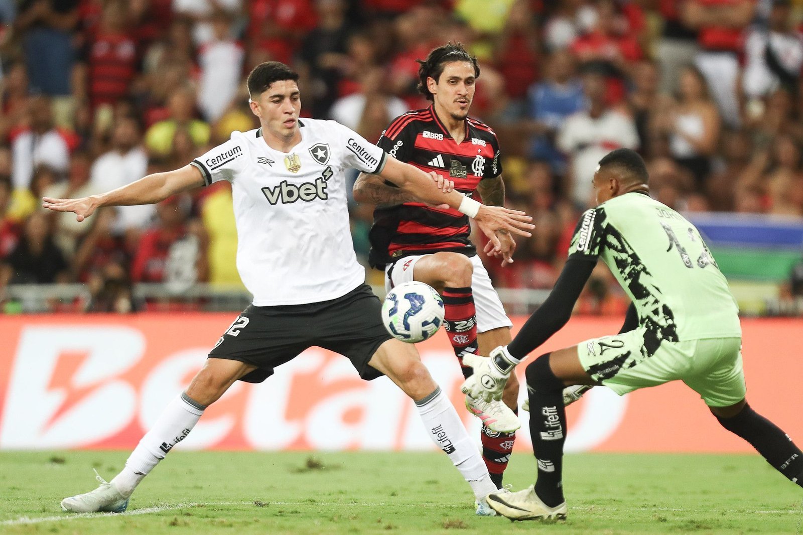 Flamengo e Botafogo não saem do zero em clássico no Maracanã