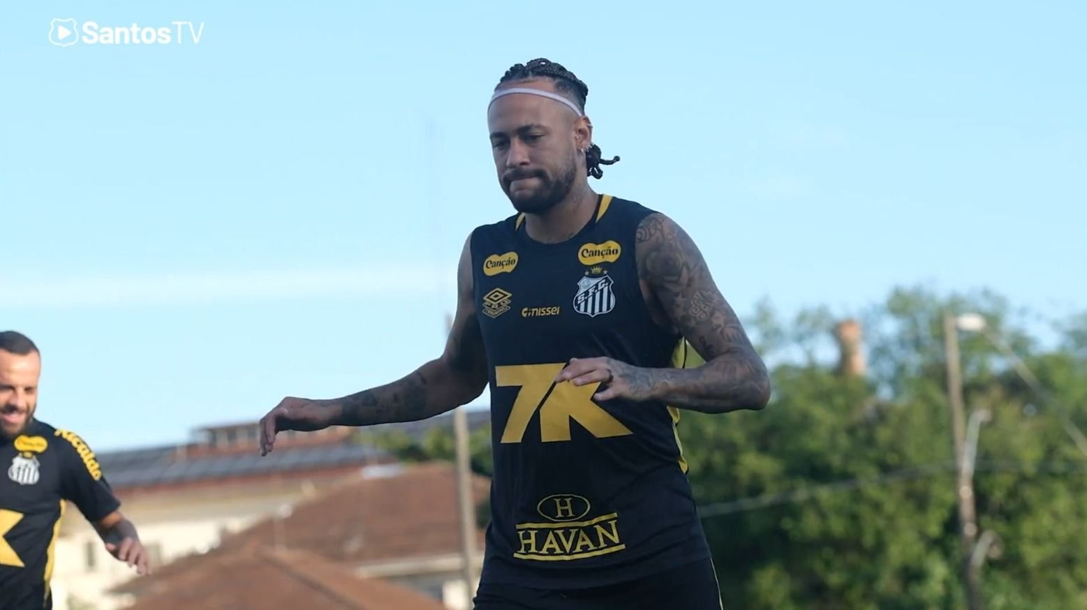 Neymar treina com elenco do Santos e se aproxima de retorno