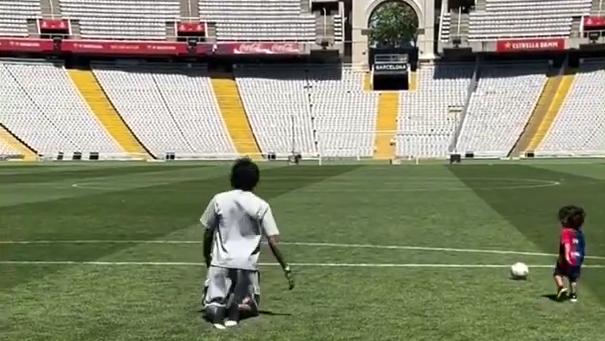 Raphinha atravessa campo de joelhos para agradecer temporada no Barcelona