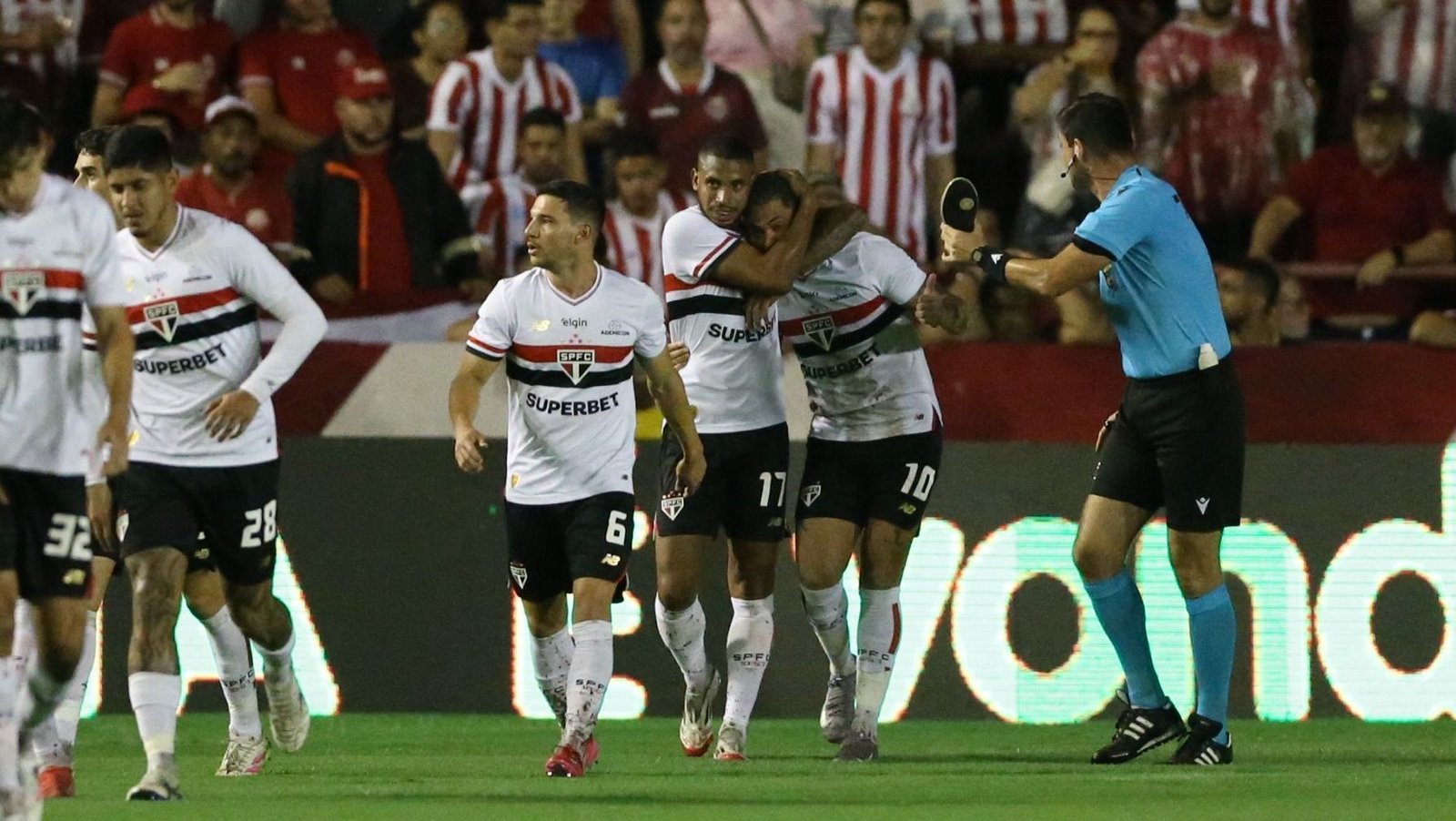 São Paulo volta a vencer Náutico e avança às oitavas da Copa do Brasil